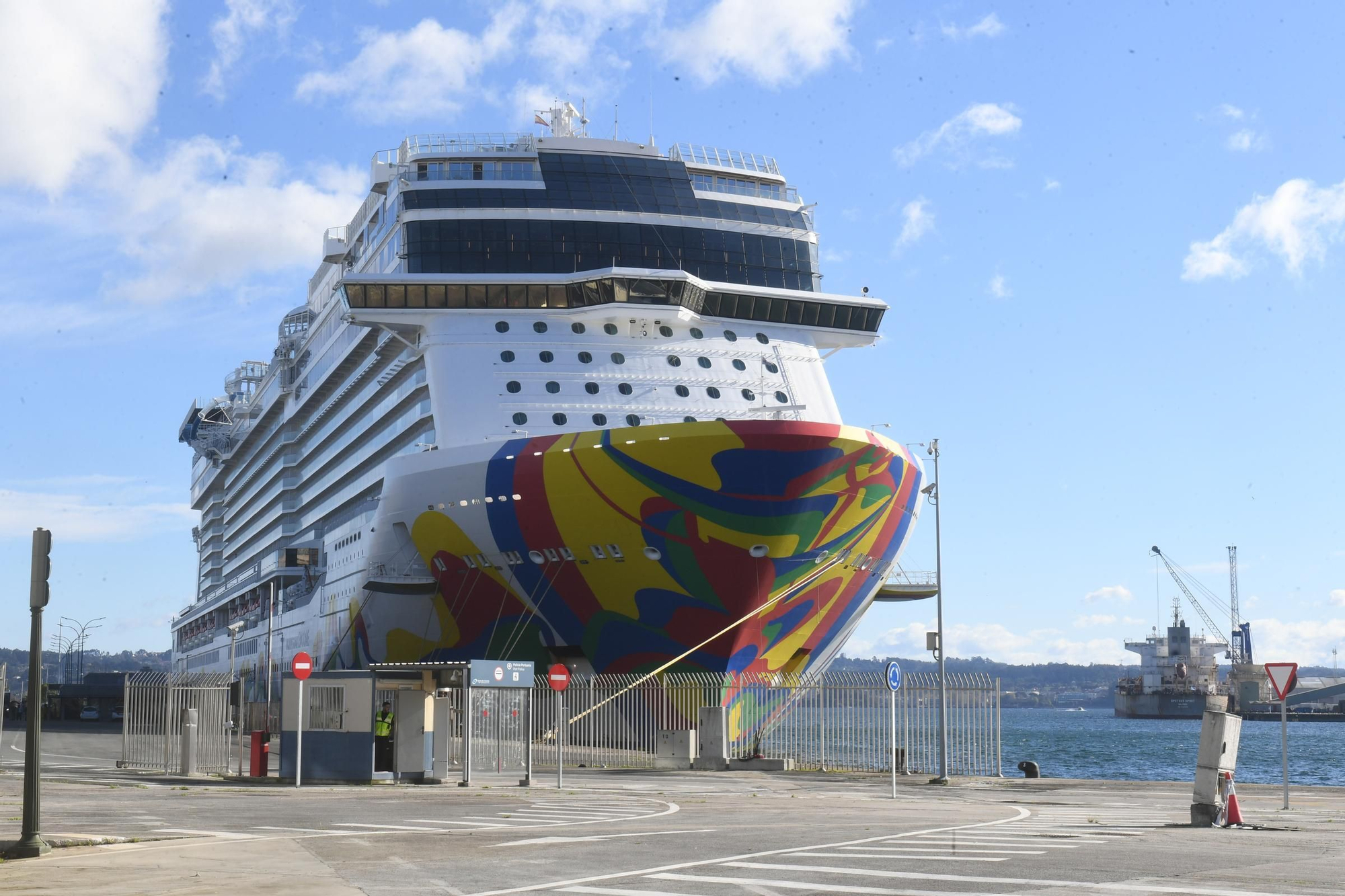Una ciudad flotante con 4.200 pasajeros recala en el puerto de A Coruña