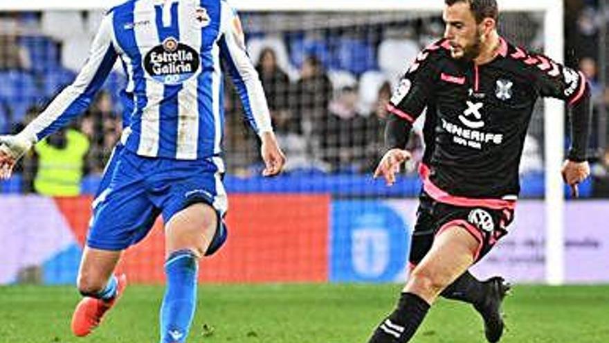 Duarte trata de jugar el balón en el partido ante el Tenerife en Riazor.