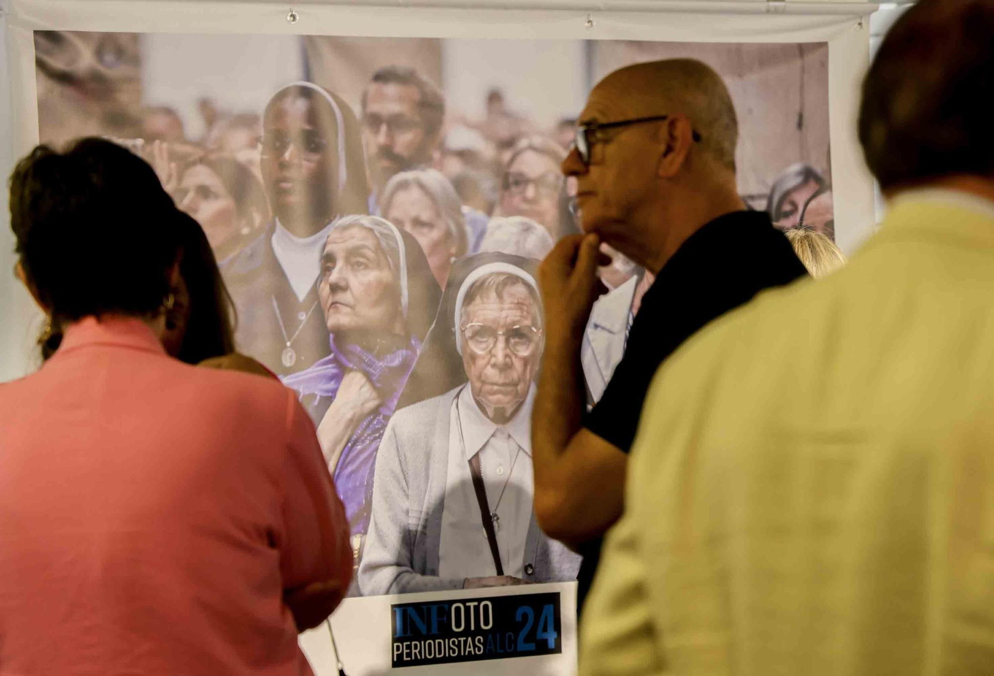 lleno total en la inauguración de INFotoperiodistas 2024,. un año de fotografía de prensa en Alicante