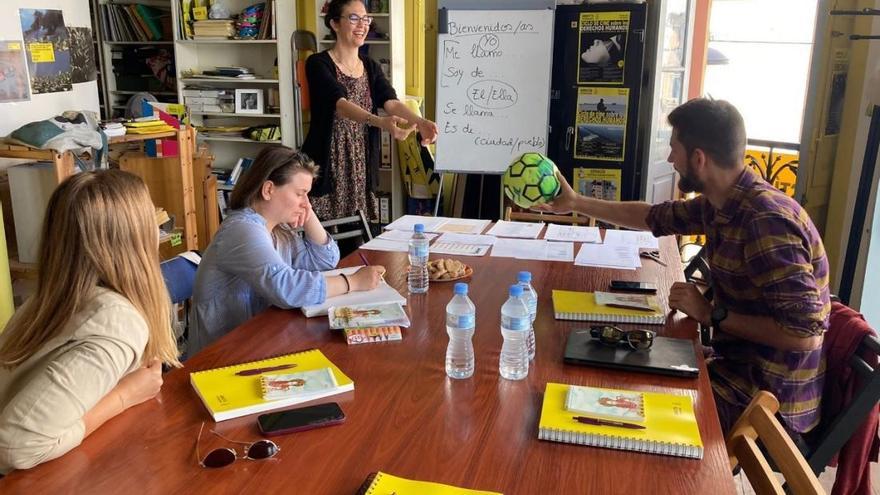 Clase de español para refugiados ucraniamos en la sede de Aministía Internacional en Santa Cruz de Tenerife