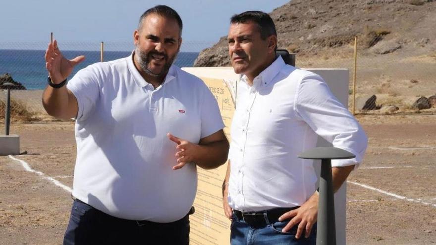 Samuel Martín (izquierda) y Oswaldo Betancort, en el área de acampada de Papagayo.