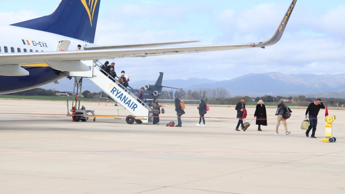 L'aeroport de Girona rep 122.900 passatgers al maig i es queda gairebé un 25% per sota dels d'ara fa un any