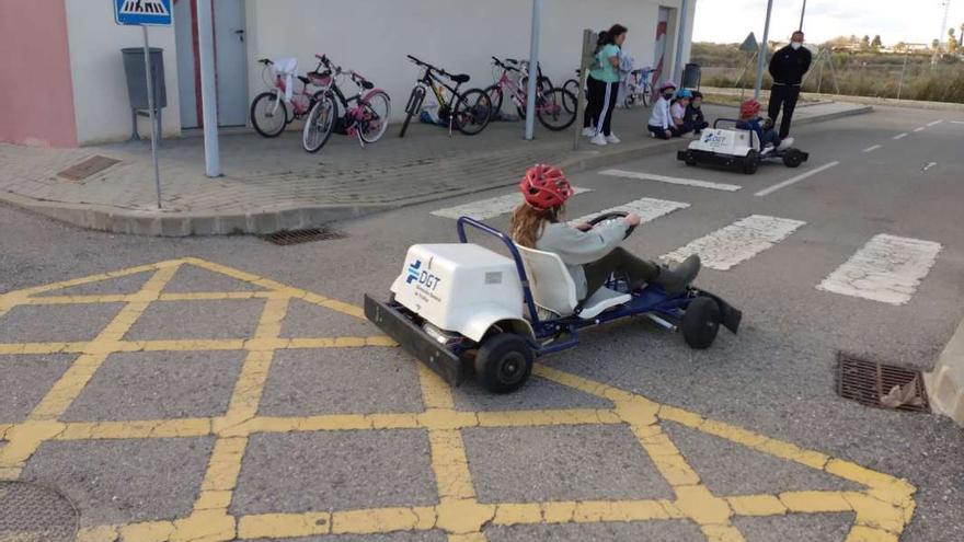 Una alumna practica en el circuito infantil de Montilla.