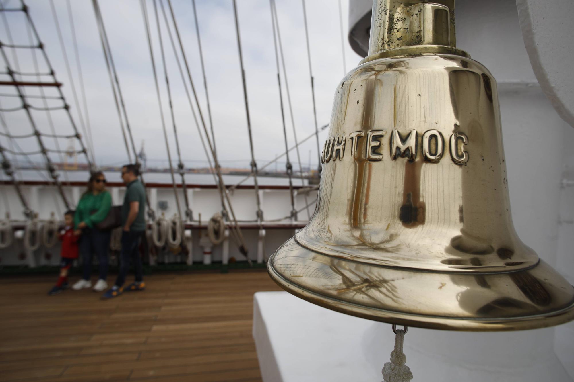 En imágenes: Colas en el puerto de Gijón para visitar el buque escuela de la Armada de México