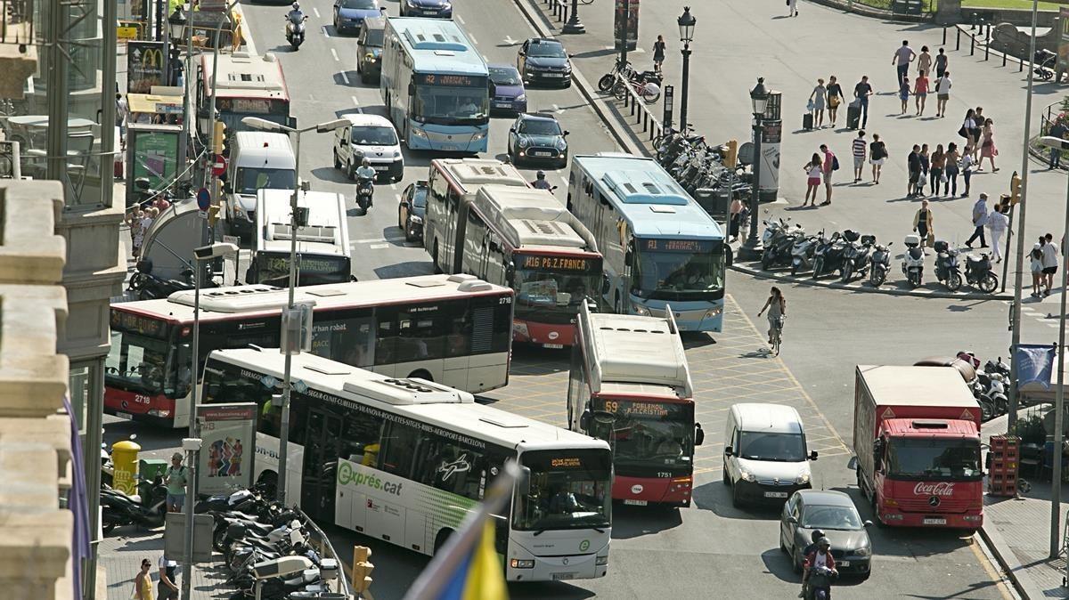 Caos de autobuses en el cruce entre Ronda Universitat y Rambla de Catalunya.