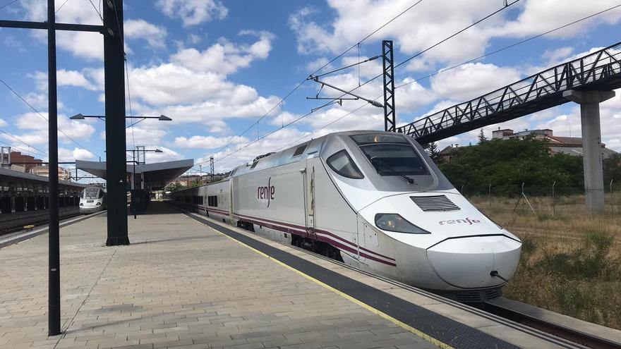 Confunde Valencia con Palencia y se da la vuelta en tren a España