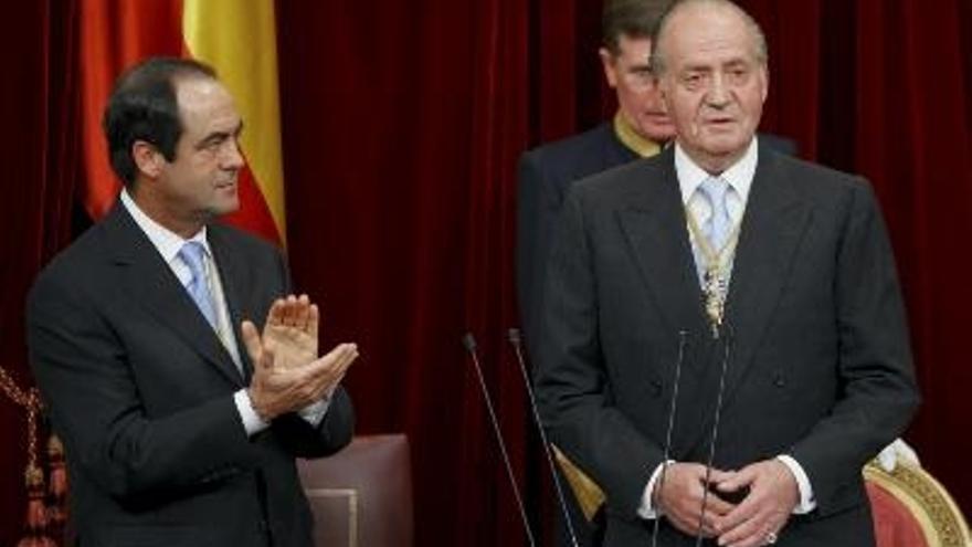 El presidente del Congreso, José Bono aplaude tras la intervención del rey Juan Carlos en la solemne ceremonia de apertura de la IX Legislatura.