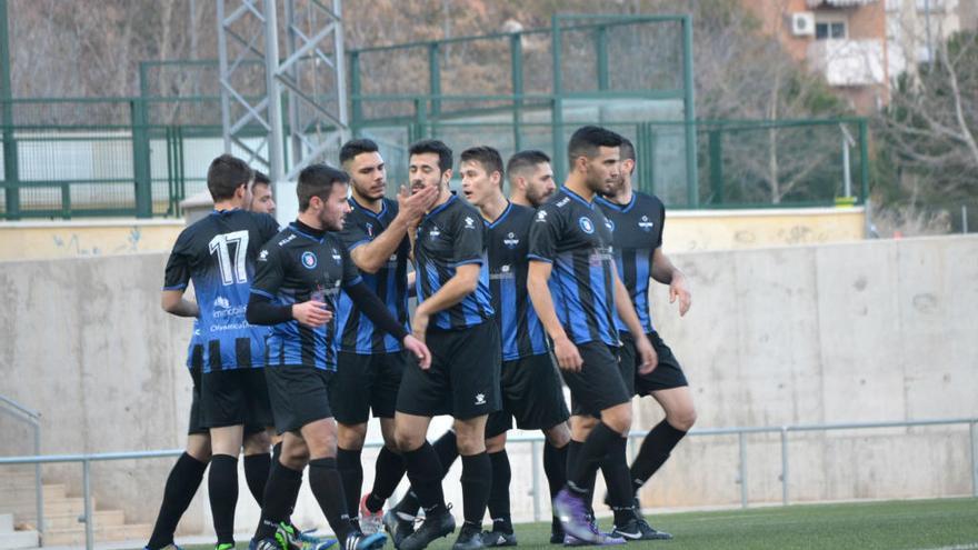 Los jugadores del Elda Industrial celebran un gol.