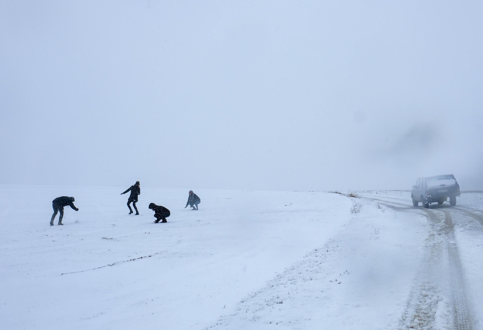 La borrasca Filomena cubre de blanco el interior de la provincia. Unos jóvenes disfrutan de la nieve en la pedanía villenera de La Encina