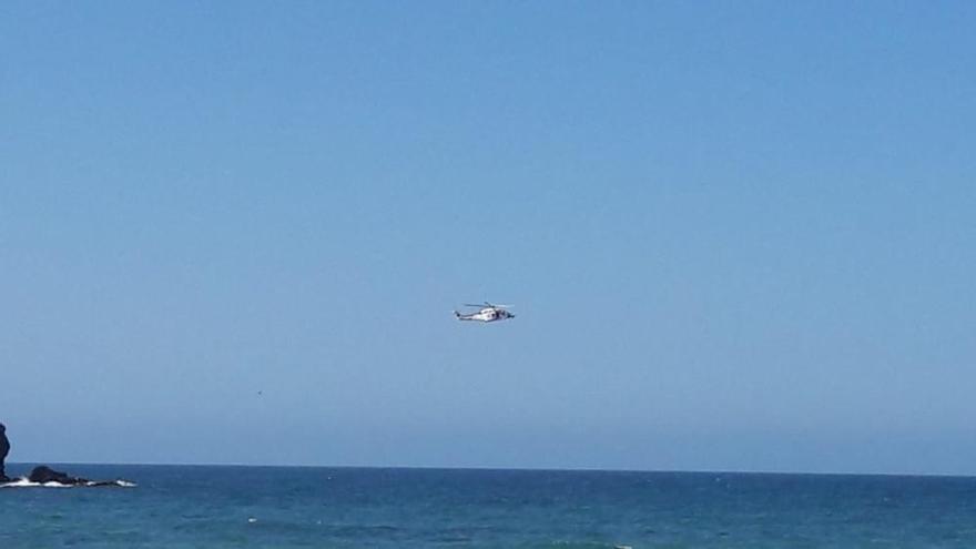 Un ejercicio de rescate sorprende a los bañistas en la playa de la Isla (Colunga)