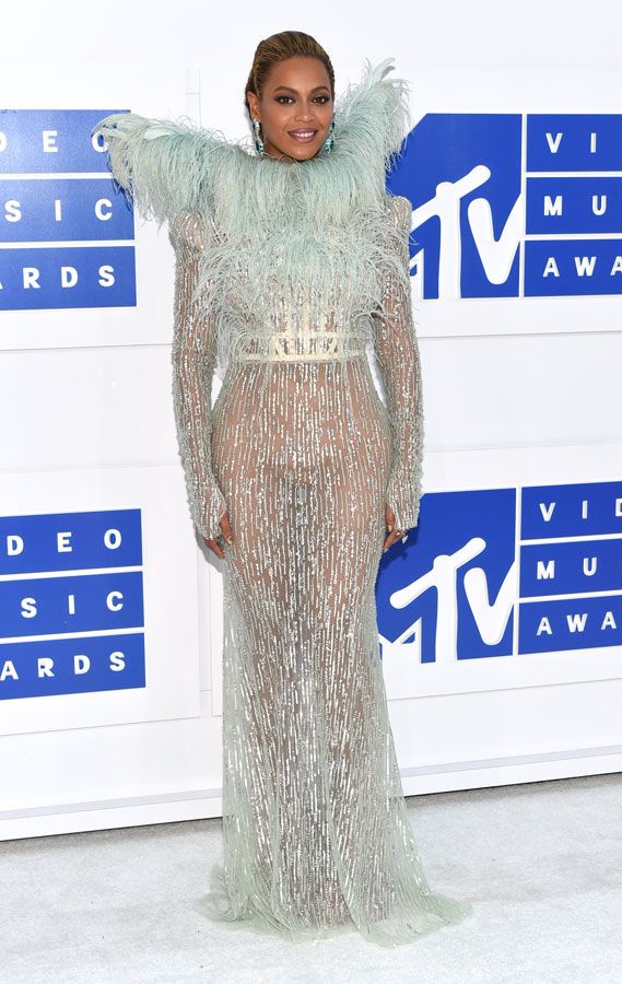 Beyoncé con vestido pedrería en los MTV Video Music Awards 2016