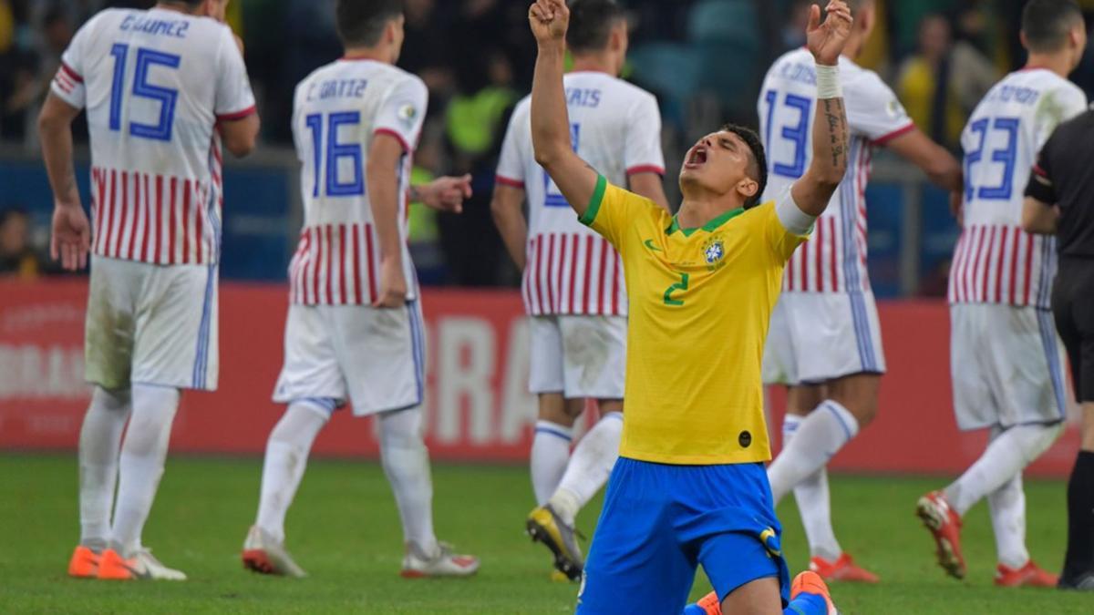 Thiago Silva de Brasil celebra después de derrotar a Paraguay en la tanda de penaltis luego de empatar 0-0 durante su partido de cuartos de final del torneo de fútbol de la Copa América en el Gremio Arena en Porto Alegre, Brasil.