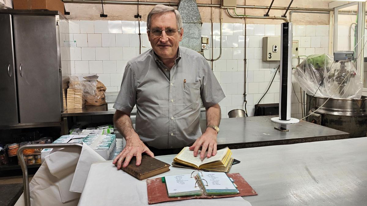 Josep Maria Roig con libros antiguos en el obrador de La Colmena.