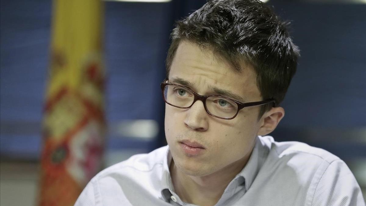 El portavoz de Podemos, Iñigo Errejón, durante la rueda de prensa que ha ofrecido en el Congreso.