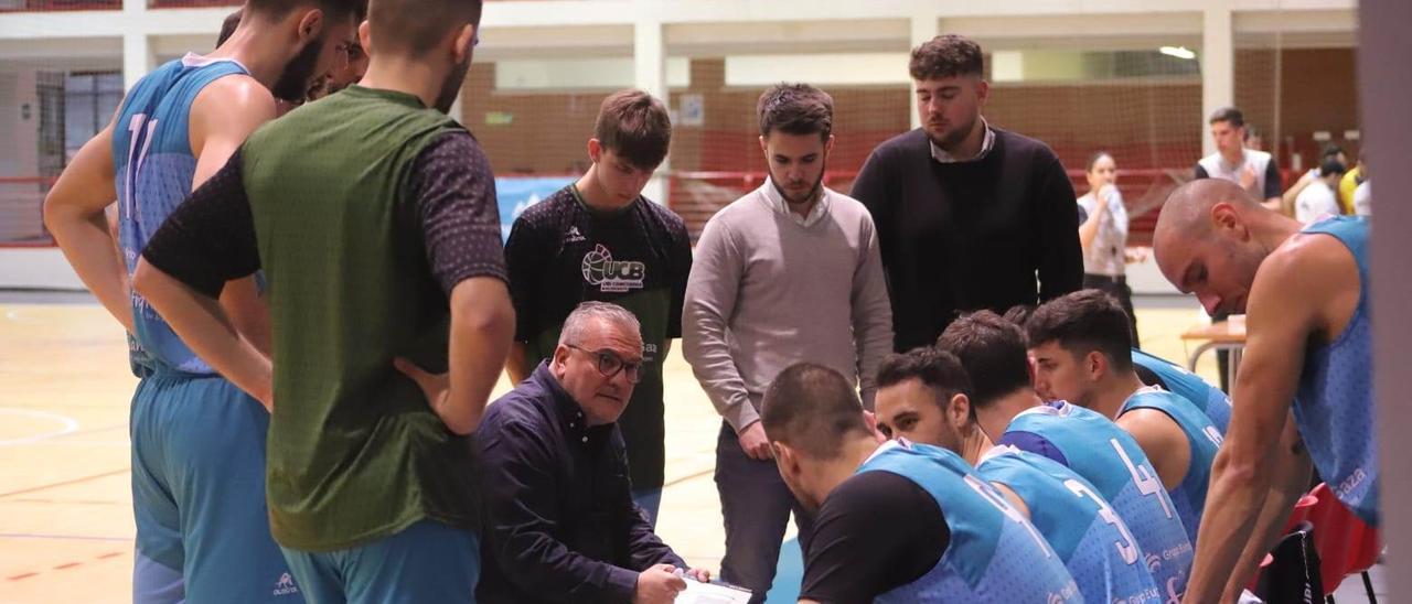 Rafa Gomáriz da instrucciones en un tiempo muerto.