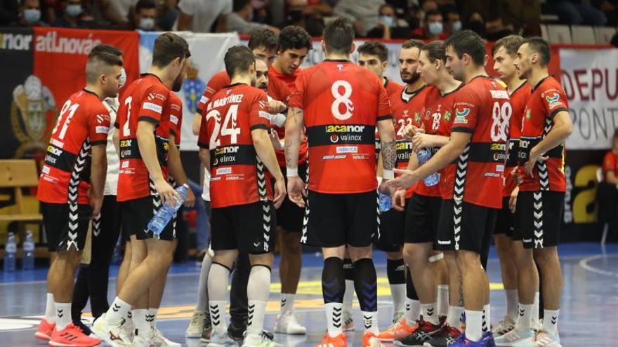 Senovilla da instrucciones en un partido anterior. | // ALBA VILLAR