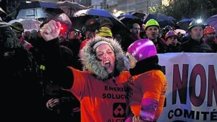 Los 7.000 trabajadores de Alcoa de las plantas de Avilés y Coruña siguen con sus protestas para defender su viabilidad