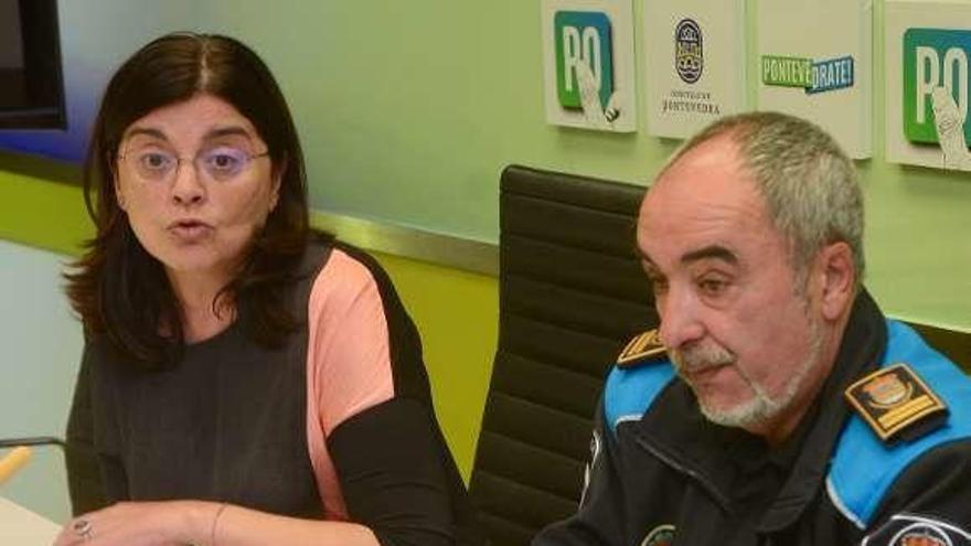 Carme da Silva y el jefe de la Policía Local, Daniel Macenlle. // R. V.