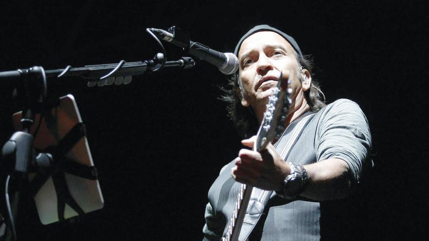 Álvaro Urquijo, durante un concierto. // FdV