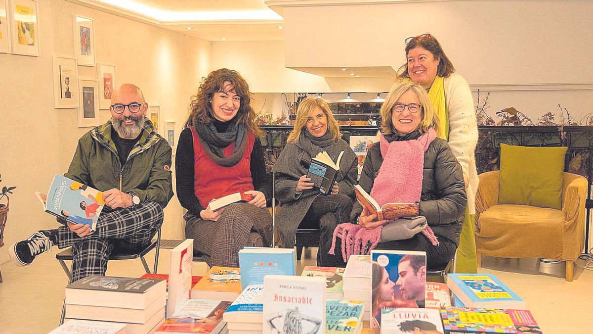Xosé Duncan, Rosa González, Fernanda, Ana de las Heras y Luisa Ortigosa, en el club de la librería Bululú. //Casteleiro/Roller Agencia