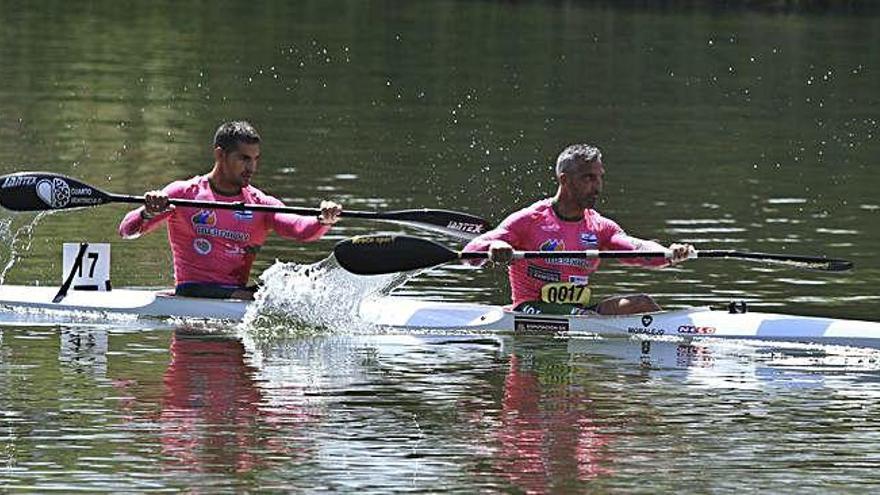 Javier López y Emilio Merchán reman al unísono en una prueba anterior.