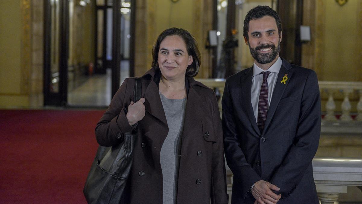 La alcaldesa de Barcelona, Ada Colau, y el presidente del Parlament, Roger Torrent, en la Cámara.