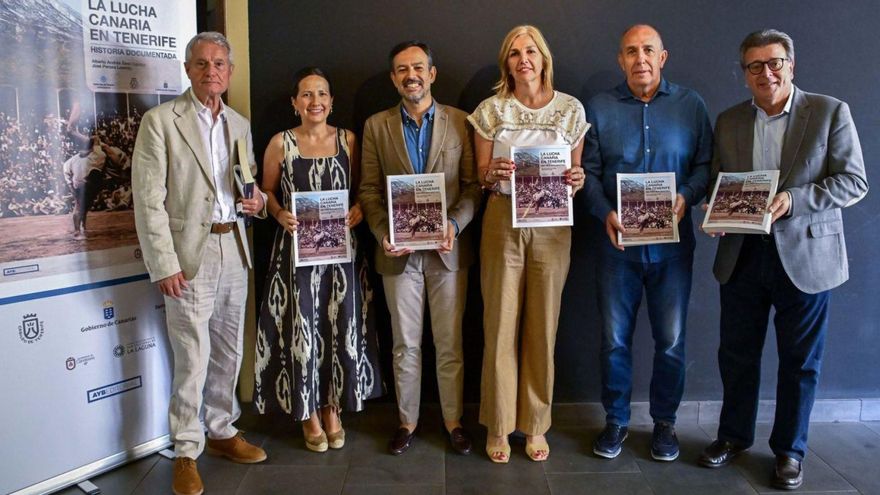 José Peraza, Lorena Hernández, Lope Afonso, Yolanda Moliné, Alberto Simó y José Carlos Acha posan con el ejemplar de la obra.