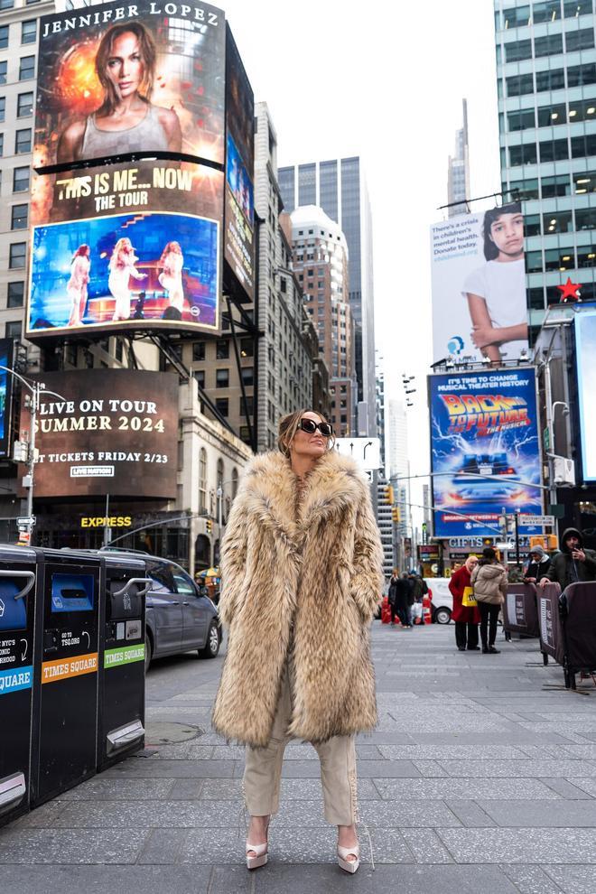 Jennifer Lopez anuncia nueva gira en Times Square.