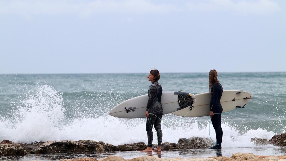 Temporal en la playa El Dedo con surfistas