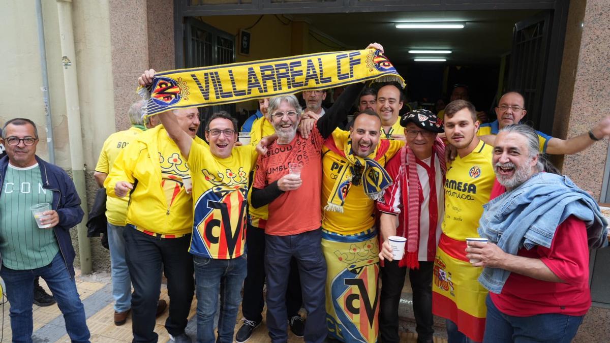 Aficionados amarillos en la previa del Villarreal-Athletic Club.