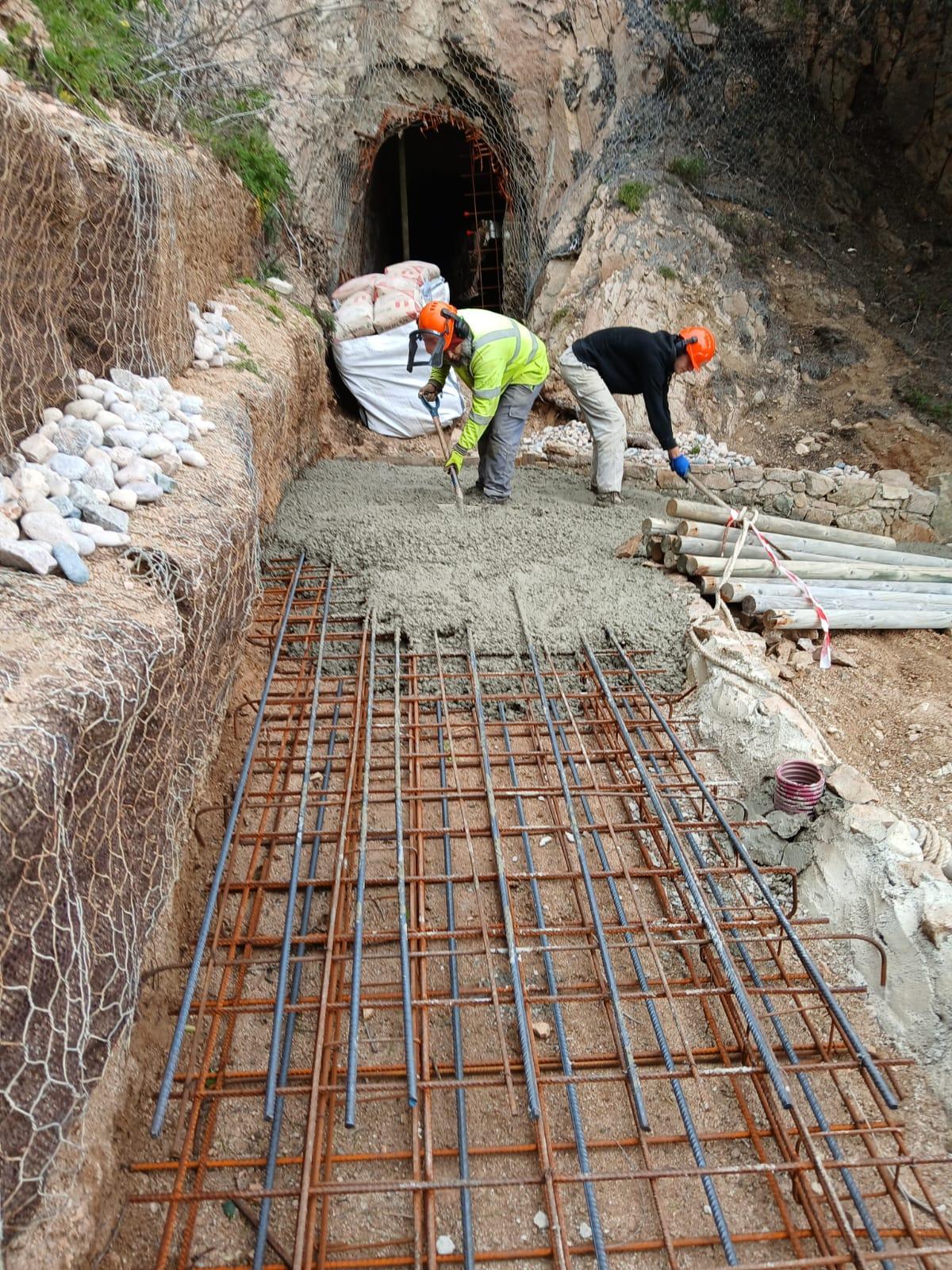 Operaris treballant al camí de ronda.
