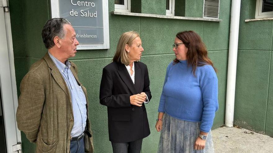 Por la izquierda, Ignacio Menéndez, Pilar Fernández Pardo y Nuria González-Nuevo. | N. M.