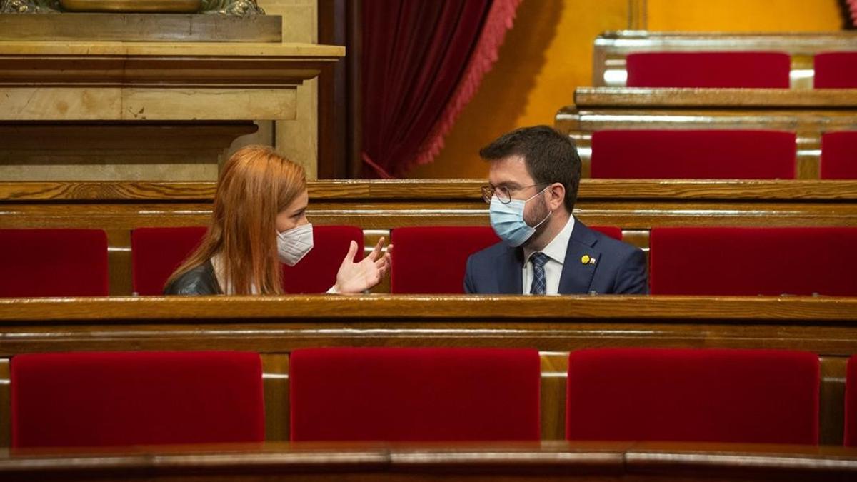 13 01 2021 La presidenta de los comuns en el Parlament  Jessica Albiach  conversa con el vicepresidente del Govern en funciones de presidente y candidato de ERC a las elecciones  Pere Aragones  durante una sesion en la Diputacion Permanente del Parlament  en Barcelona  Catalunya  (Espana)  a 13 de enero de 2021  La sesion ha sido convocada para informar sobre las ultimas medidas adoptadas para combatir la pandemia del coronavirus   POLITICA   David Zorrakino - Europa Press