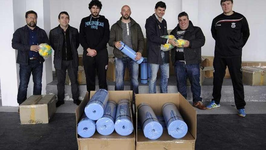 Entrega de material deportivo, ayer, a clubes de Lalín. // Bernabé/J. Lalín