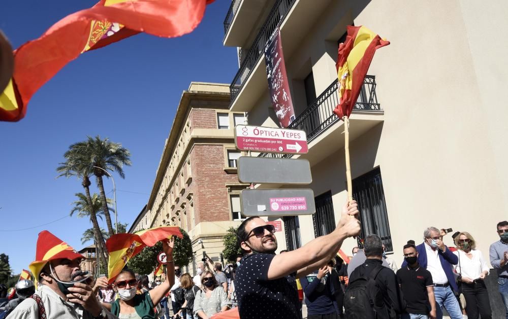 Un millar de coches protestan contra el Gobierno en la manifestación de Vox