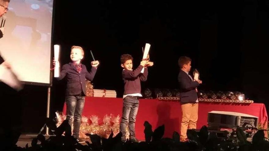 Eduardo Torres, en el centro, con los premios.