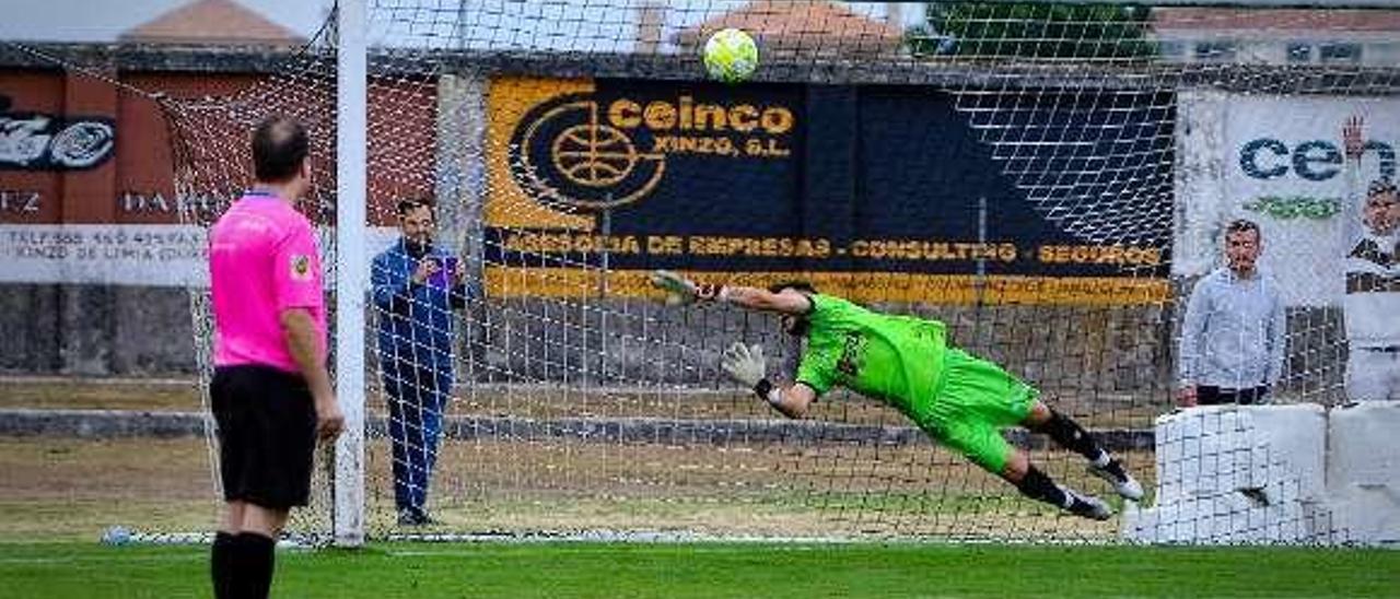 Viana encaja uno de los penaltis de la tanda. // B.L.