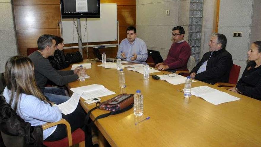 Reunión de hosteleros y grupo de gobierno en Exposalnés. // N. P.