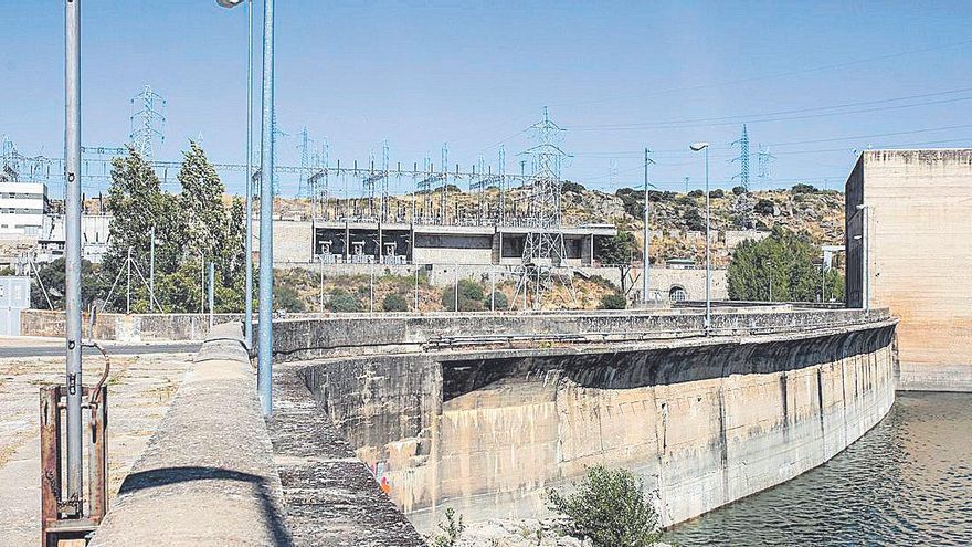 Embalse y salida de líneas del complejo hidroeléctrico de Ricobayo, en el Esla.