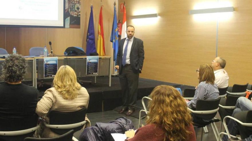 Pablo Crabiffosse durante la charla relativa a las actuaciones ante la contaminación marina.