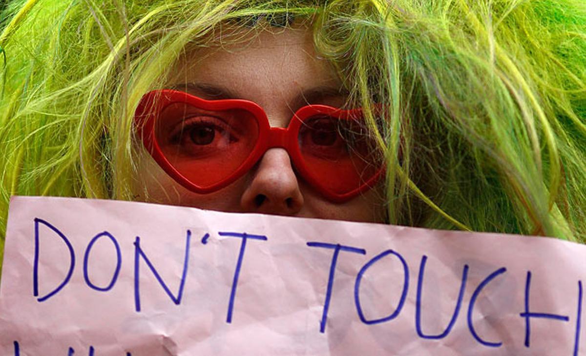 Una dona aguanta un cartell durant la ’marxa de les putes’ celebrada a Sydney, en favor dels drets de les dones.