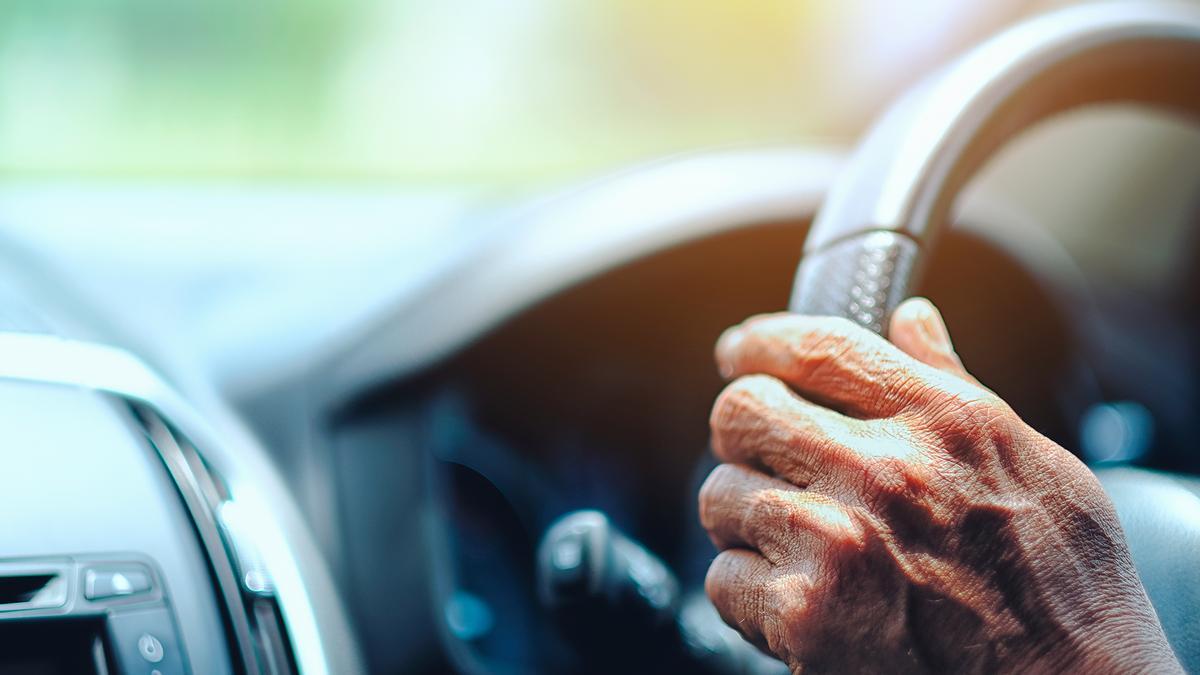 La carta que miles de conductores mayores de 65 años van a recibir este año de la DGT: cambios para renovar el permiso