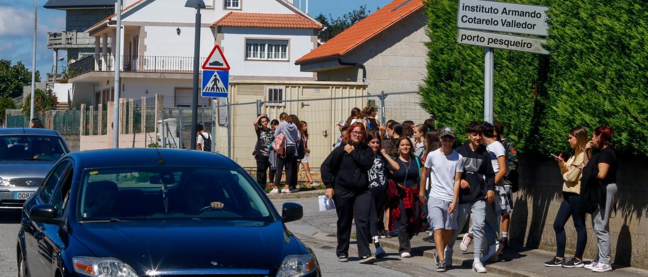 La inseguridad vial en el entorno del instituto Armando Cotarelo Valledor es evidente.