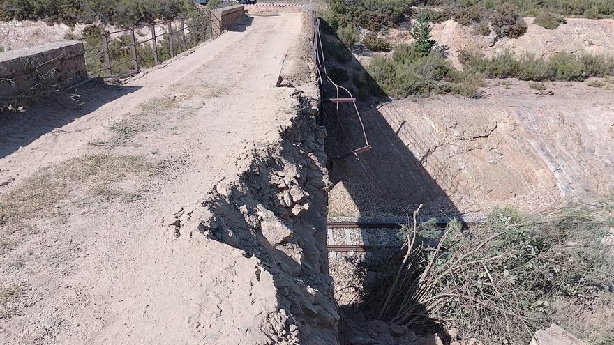 Cae sobre la vía del tren parte del estribo del puente de Linarejos