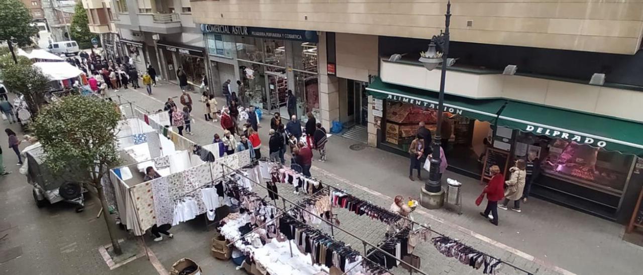 El mercado dominical, ayer, visto desde un edificio de la calle Armando Palacio Valdés. | D. M.