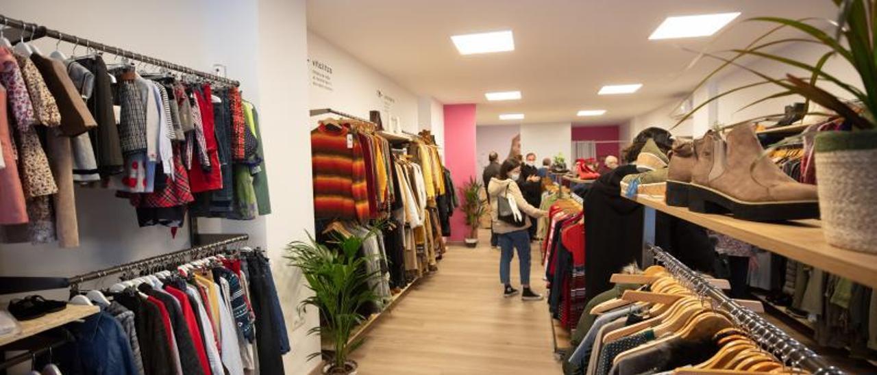 Imagen de la tienda de ropa de Cáritas en la calle Aragón de Vila, inaugurada en diciembre del año pasado. | V.MARÍ