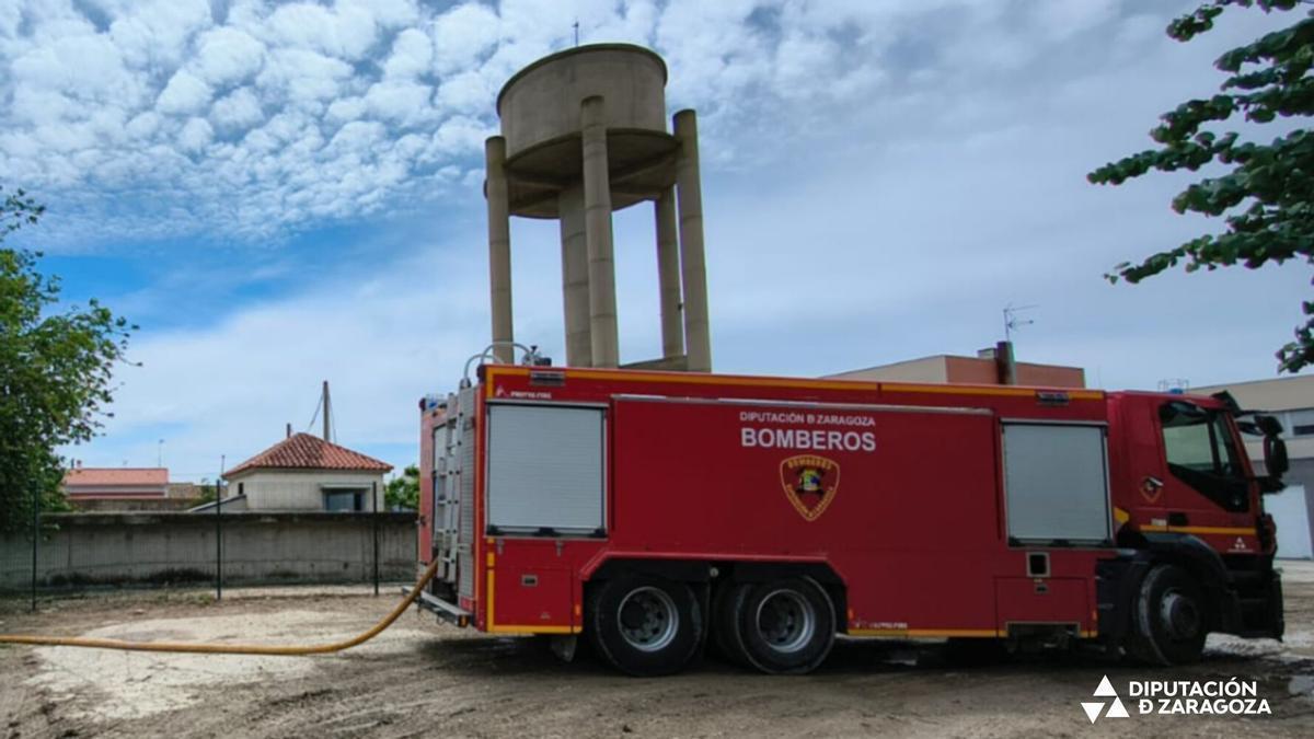 El camión de bomberos de la DPZ, durante sus tareas este fin de semana en varios municipios de Zaragoza afectados.