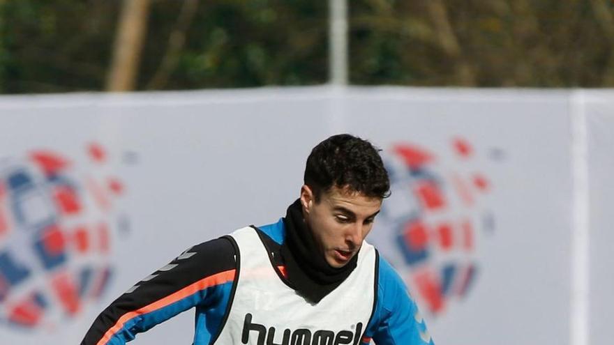 Diego Aguirre en un entrenamiento del Oviedo en El Requexón. irma collín