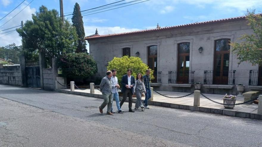 El diputado con el alcalde y otras autoridades en el vial. | FdV