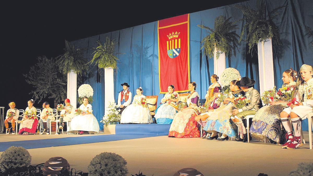 Las reinas Andrea Pérez y Marta Vicente, así como los festeros y festeras fueron ayer encumbrados en una noche muy especial y llena de emoción en Benicàssim.